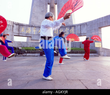 Am frühen Morgen t ' ai Chi Übungen in Huangpu Park am Bund, Shanghai, China, Asien Stockfoto