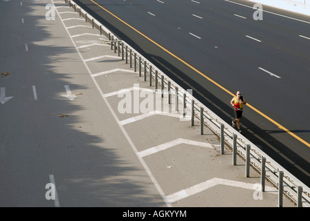 Ayalon Autobahnen Tel Aviv verkehrsreichsten Autobahn ist praktisch leer, da Israel für den Jom-Kippur-Urlaub zum Stillstand kommt. Stockfoto