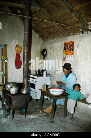 Bolivien, Uyuni, Aymara Frau Zubereitung von Speisen in der Küche Stockfoto