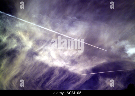 Dampf-Trail über einen blauen Himmel Stockfoto