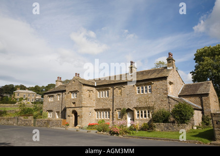 Altes Steinhaus in typischen unberührten nördlichen Dorf im "Wald von Bowland" AONB. Downham Lancashire England UK Großbritannien Stockfoto