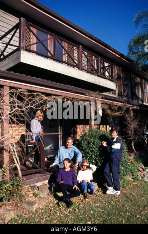 Sydney Australien-Familie und Hund außerhalb der Hausmutter Vater und drei Kinder Stockfoto