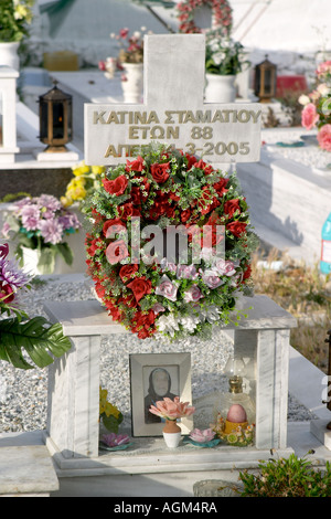 Ein Grabstein auf einem Friedhof auf der Insel Alonissos in Griechenland Stockfoto