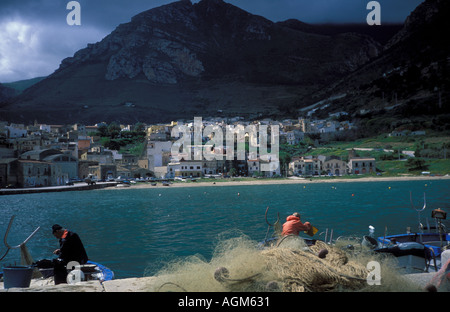 Fischer ausbessern Netze in Castellammare auf Golf von Castellammare Insel Sizilien Italien Stockfoto