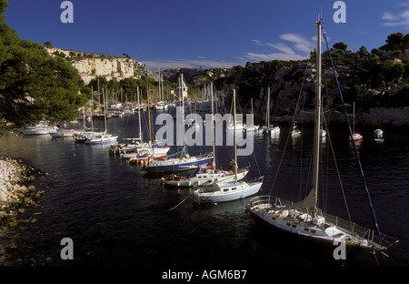 Segelboote verankert in der Bucht in Klippen der Calanques Provence Mittelmeer Frankreich Stockfoto