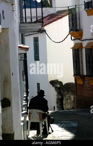 Alte Mann nimmt eine Siesta in der Straße in das Dorf Juzcar in der Nähe von Ronda Andalucia Spanien Stockfoto