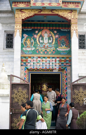 Gebetsmühle Stupa Eingang und Pilger. Swayambhu Stupa, Kathmandu, Nepal Stockfoto