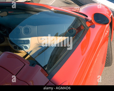 Roter Ferrari Sportwagen und Boote Puerto Banus Costa del Sol Spain Stockfoto