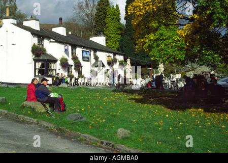 Das Britannia Inn in Elterwater Dorf englischen Lake District Stockfoto