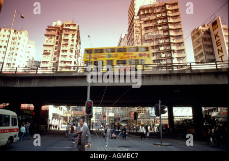 Urbane Stadt Straßenszene in Kowloon in Hong Kong in China Fernost-Südost-Asien. Städte Verkehr Transport Leben Lifestyle Reportage Wnderlust Reisen Stockfoto