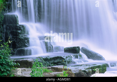 Monsal Wehr am Fluss Wye in Monsal Dale Peak District Stockfoto
