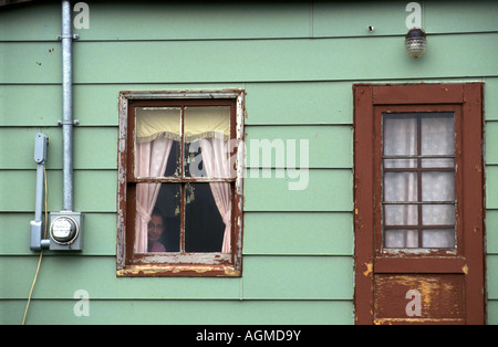 Kanada, Saint John, Struktur des alten Haus, während die Frau peeping von innen Stockfoto