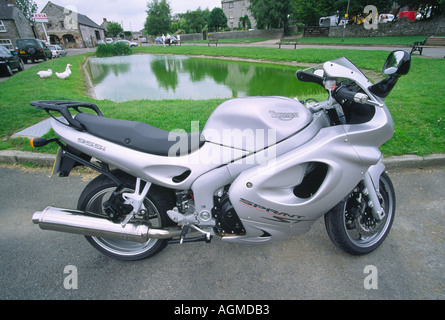 Silber Triumph Sprint ST955i geparkt neben Dorfteich in Hartington Peak District Stockfoto