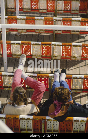 Zwei Mädchen genießen die Sonne auf dem Deck der Panagia Tinoy unterwegs auf der Insel Tinos in den Kykladen, Griechenland. der 1980er Jahre. Stockfoto