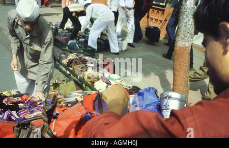 Dabbawallas außerhalb Churchgate Station Tiffin Boxen in Mumbai Indien verteilen wird vorbereitet Stockfoto