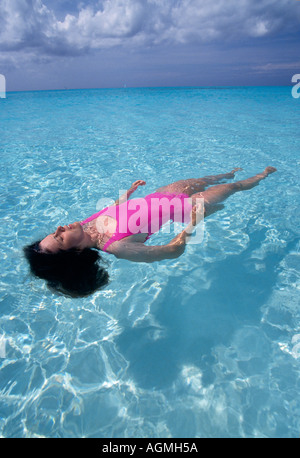 San Salvador Club Med Columbus Isle Geri Bush schwimmend im Meer rosa Anzug V Stockfoto