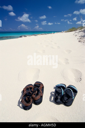 San Salvador Club Med Columbus Isle zwei Paar Sandalen, die Links auf den weißen Sandstrand Stockfoto