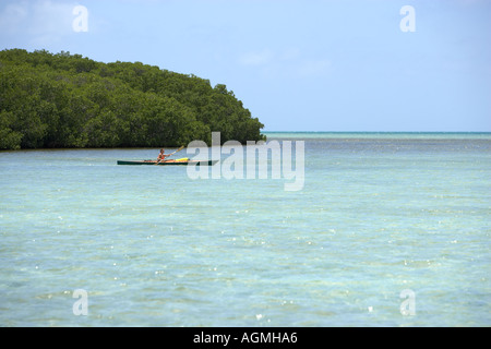 Kajakfahren in der Nähe von Rodriquez Key in der Nähe von Key Largo Florida Frau Stockfoto