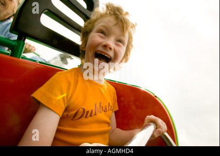 kleiner Junge am Messegelände fahren Stockfoto