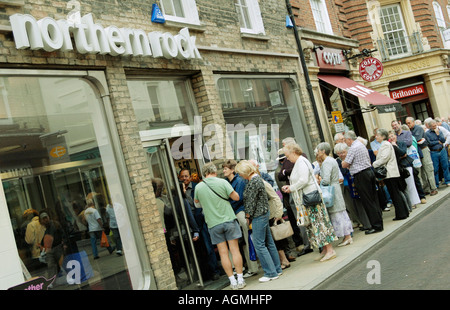 Kunden Schlangestehen vor der Northern Rock Bank in Cambridge England in einem Versuch, ihre Ersparnisse abheben Stockfoto