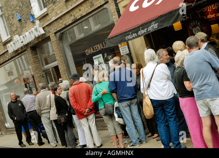 Kunden Schlangestehen vor der Northern Rock Bank in Cambridge England in einem Versuch, ihre Ersparnisse abheben Stockfoto