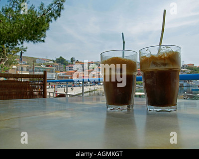 Frappe Frappé kalter Kaffee mit Schaum im Glas auf einem Tisch Griechenland Stockfoto