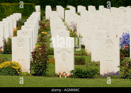 Die Gräber von britischen Soldaten getötet in der Normandie im Ruhezustand in der Commonwealth War Graves Friedhof Bayeux Frankreich Stockfoto