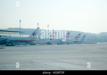 Kommerzielle Flugzeuge geparkt vor ihren Toren in Zürich internationaler Flughafen in der Schweiz Stockfoto