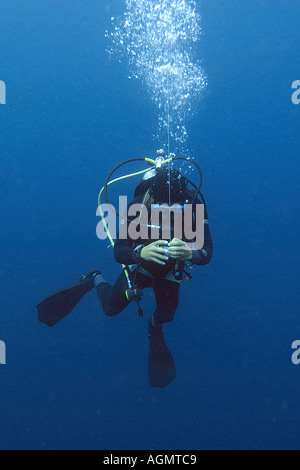 Scuba Diver bereitet Signaleinrichtung während des Aufstiegs im Freiwasser Puerto Galera Mindoro Philippinen aufblasen Stockfoto