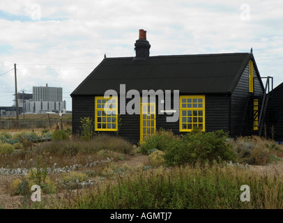 Derek Jarmans ehemaligen Haus Prospect Cottage Dungeness mit Kernkraftwerk im Hintergrund Kent England Großbritannien UK Stockfoto