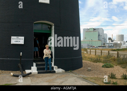 Eingang zum alten Leuchtturm mit Kernkraftwerk Dungeness im Hintergrund Kent England England UK Europa EU Stockfoto