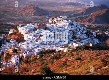 Eine Ansicht von Mojacar Spanien von einem erhöhten Aussichtspunkt bei Sonnenuntergang Stockfoto