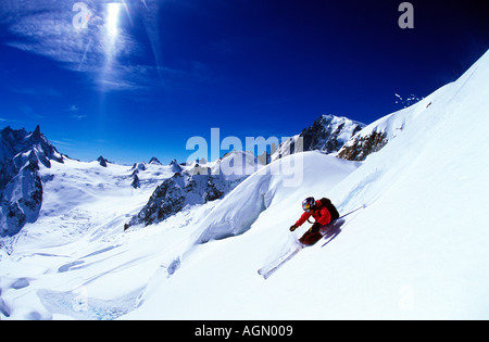 Skifahrer machen Tracks auf der Bergseite in Chamonix Frankreich Stockfoto