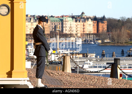 Schwedische Wache vor einem der königlichen Paläste in Gamla Stan Stockholms Altstadt Stockholm Schweden Stockfoto
