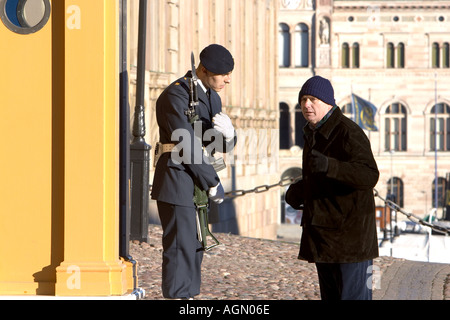 Schwedisch zu schützen, hilft ein Tourist außerhalb eines der königlichen Paläste in Gamla Stan Stockholms Altstadt Stockholm Schweden Stockfoto