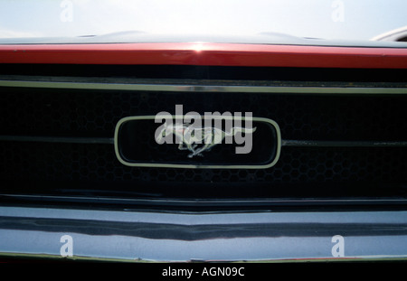 1960er Jahre Ford Mutang grill und Pony-Car-Abzeichen Stockfoto