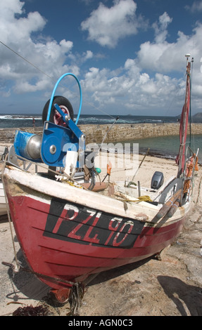 Ein Cornish Fischerboot im Hafen von trocken bis wendet sich das Blatt und es sich für den nächsten Angelausflug eignet Stockfoto