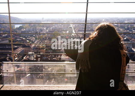 Frau auf der Suche über Turin aus Sicht an Spitze der Mole Antonelliana Turin Italien Stockfoto