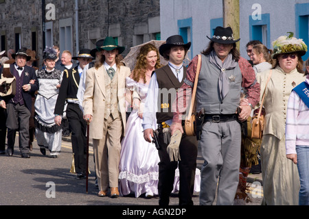 Veranstaltungen Schottland Creetown Country Music Festival grand Parade der Wild-West-Kostümen in Adamson Square Creetown Galloway UK Stockfoto