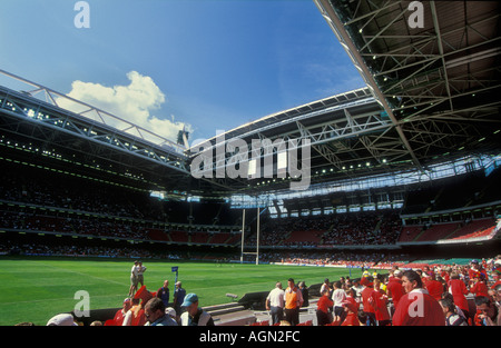 Im Fürstentum Stadium BT Millennium Stadion und Rugby-Fans vor einem Spiel im Stadtzentrum von Cardiff South Glamorgan South Wales GB UK Europe Stockfoto
