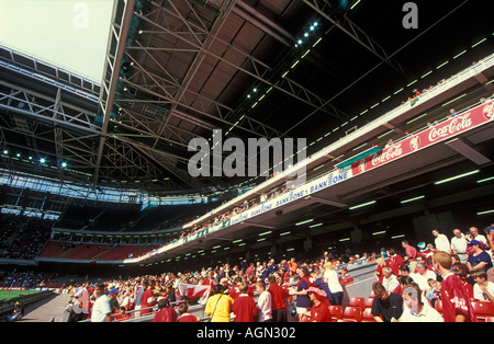 Im Inneren des Fürstentums Stadion BT Millennium Stadium und Rugby Fans vor einem Spiel Cardiff City Centre South Glamorgan South Wales GB UK Europa Stockfoto