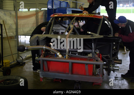 V8-Nascar Stockcar in der Garage nach dem Absturz Stockfoto