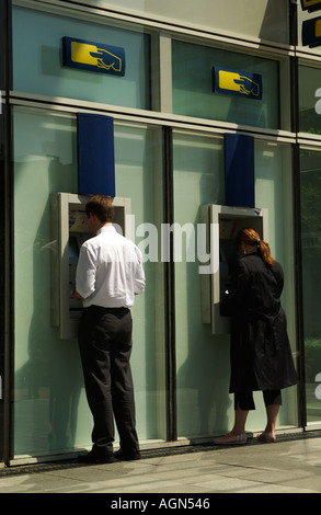 Geldautomat-Distributor Menschen Passanten Geld Mann Frau ATM Stockfoto