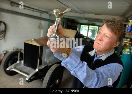 EIN ROLLS-ROYCE-BESITZER MIT DEM BERÜHMTEN GEIST DER EKSTASE ODER FLYING LADY SYMBOL VOR DEM EINBAU AUF DER MOTORHAUBE EINES JAHRGANGS 20 25 Stockfoto