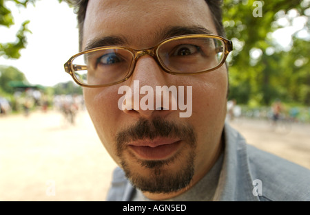 lustige Porträt von einem Mann Brille Schnurrbart Distord verzerrt auf der Nase große Blick Suche hautnah Stockfoto