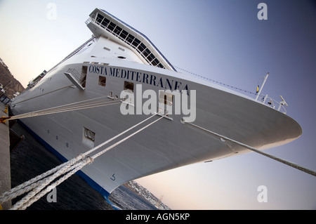 Die Costa Mediterranea Kreuzfahrt Schiff am Hafen von Mykonos in Griechenland. im Jahr 2007. Das gleiche Schiff kann später in meinem Stavanger Fotos im Jahr 2018 gesehen werden. Stockfoto