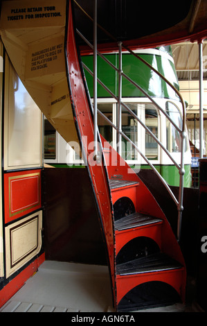 Treppe zum oberen deck der alten Straßenbahn Stockfoto