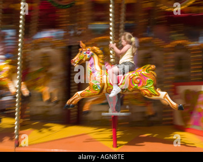 Mädchen reiten auf einem Rummelplatz Pferd auf einen Kreisverkehr bei Kirkleatham Redcar Cleveland UK 2006 Stockfoto