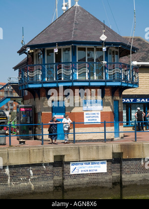 Der Kontrollturm der Eingang Sperre bei Hartlepool Marina Co Durham UK Stockfoto