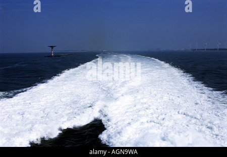 Waschen von einer High-Speed-Nordsee-Passagier-Fähre Hoek van Holland verlassen. Stockfoto